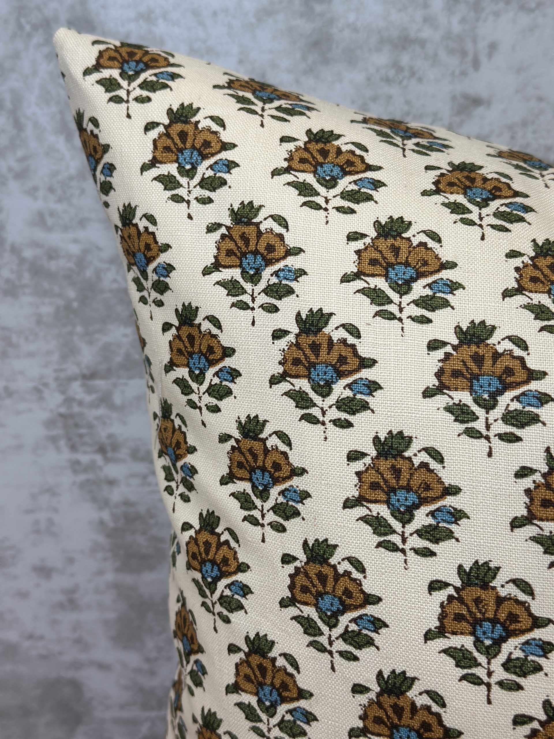 NAMAY SAMAY GULNAAR Pillows